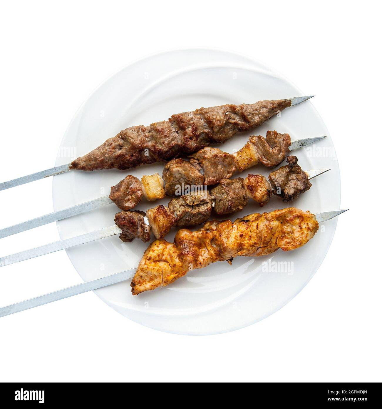 Kebab su spiedini in un piatto su sfondo bianco. Vista dall'alto. Isolato. Barbecue Foto Stock