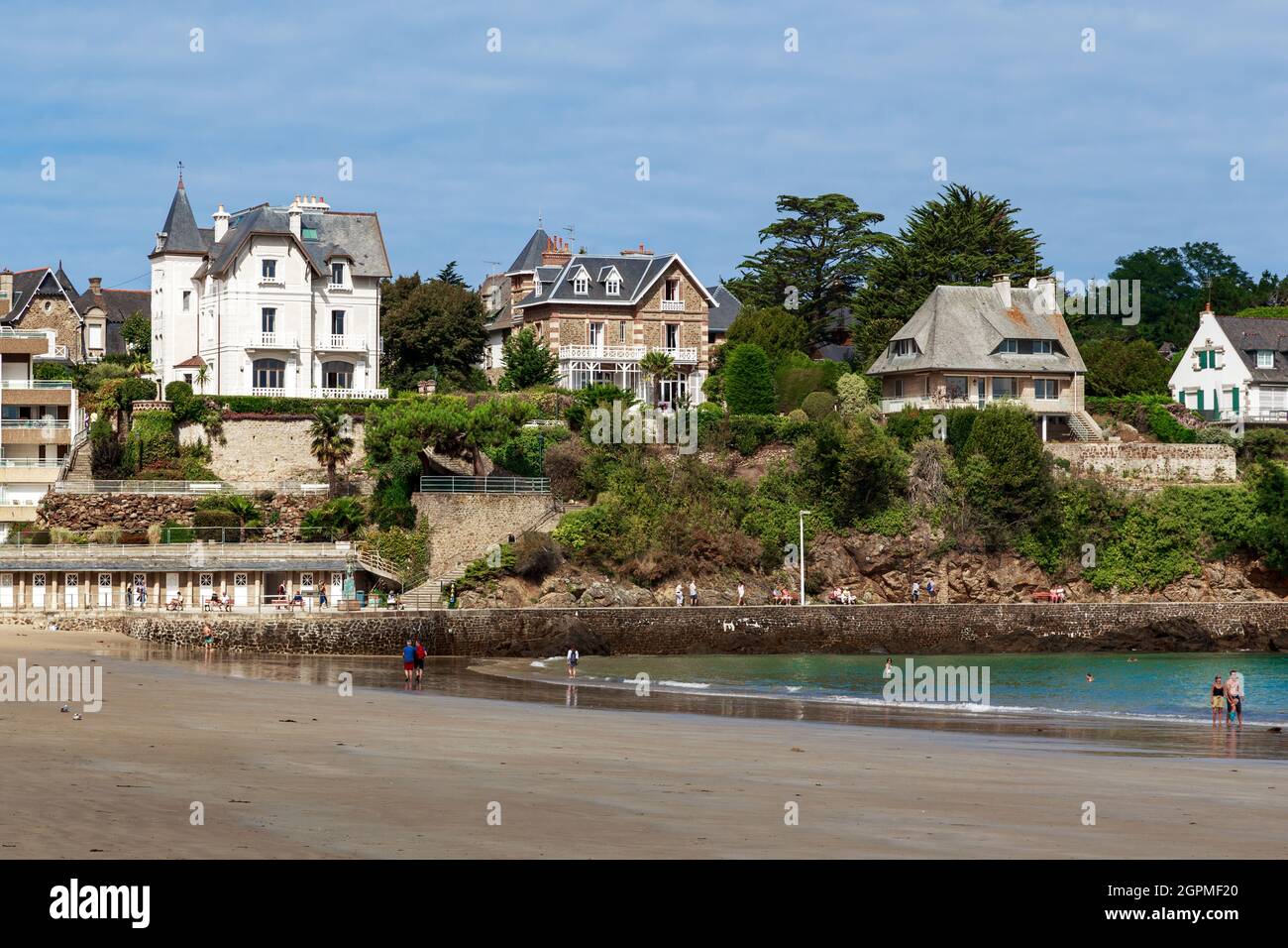 DINARD, FRANCIA - 3 SETTEMBRE 2019: Si tratta di una spiaggia su una passeggiata alla moda con ville in una localita' bretone in bassa marea. Foto Stock