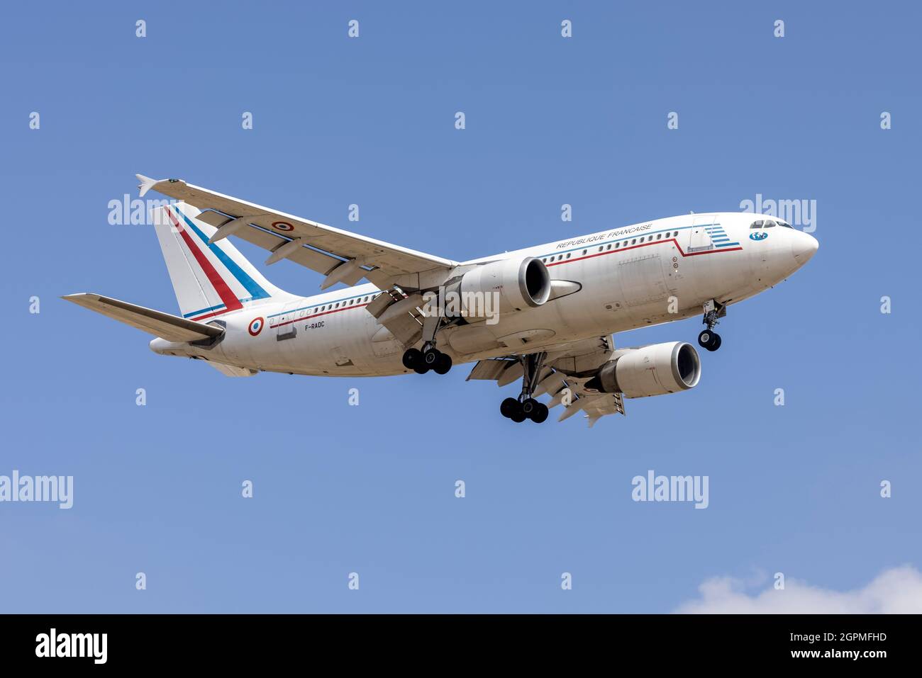 Air Force francese Airbus A310-304 (REG: F-RADC) sulla pista 13 delle finali. Foto Stock