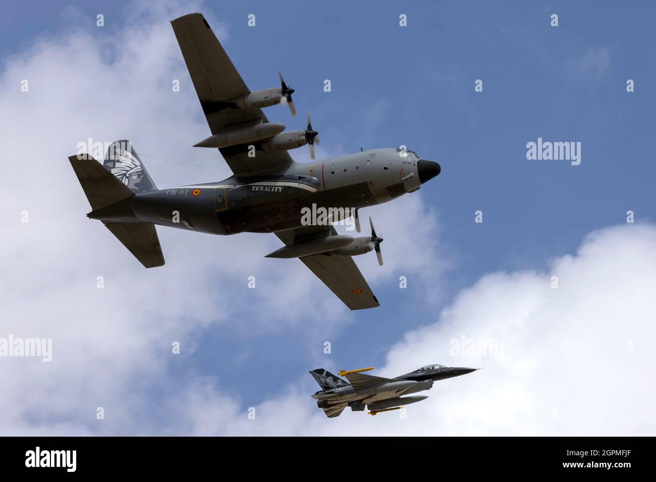 BelgianAir Force Lockheed C-130H Hercules (REG: CH-01) e F-16C volando in formazione lungo la pista 13. Foto Stock
