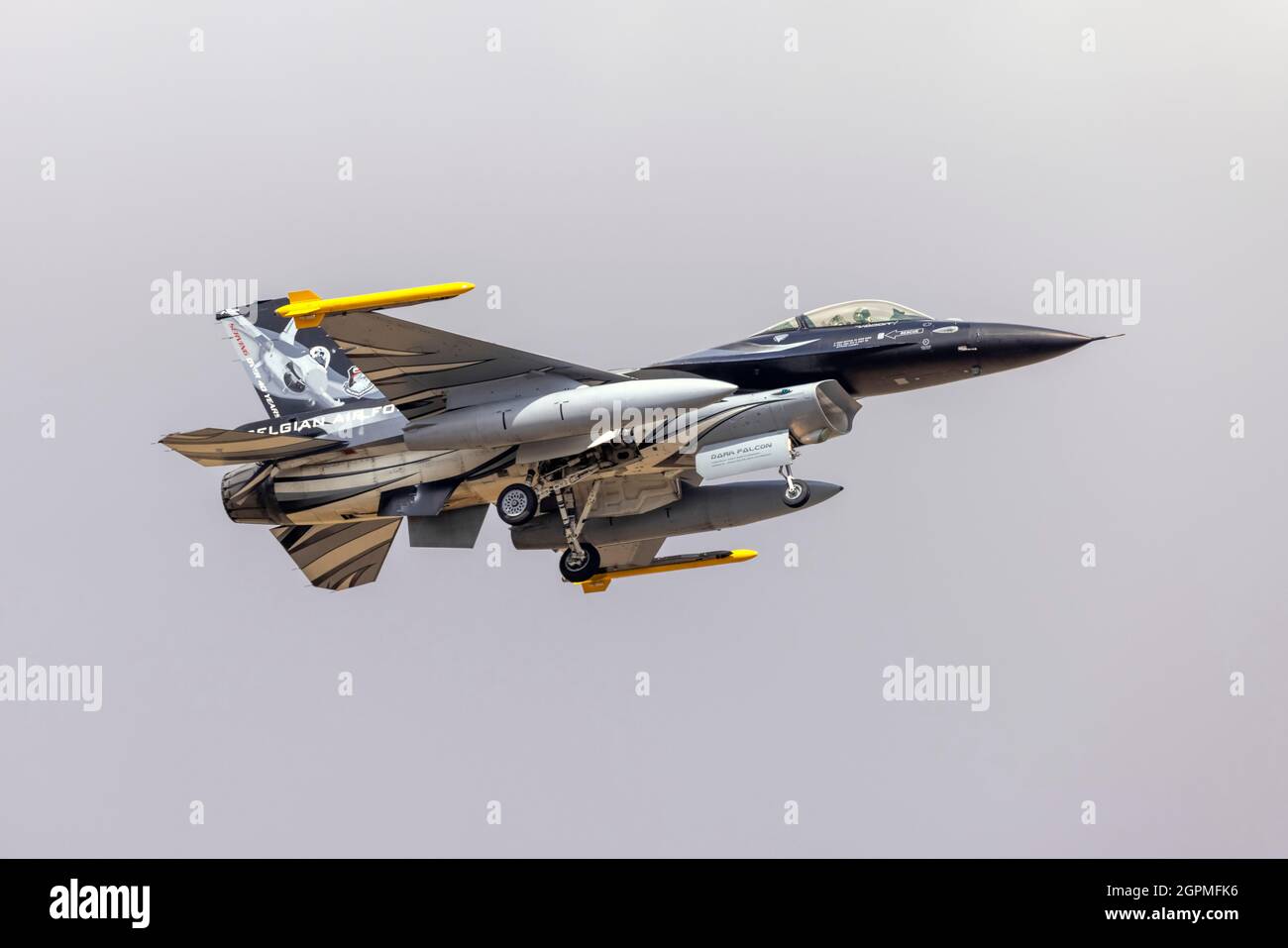 Belgian Air Force General Dynamics (SABCA) F-16AM Fighting Falcon (REG: Fa-101) in arrivo per partecipare al salone. Foto Stock