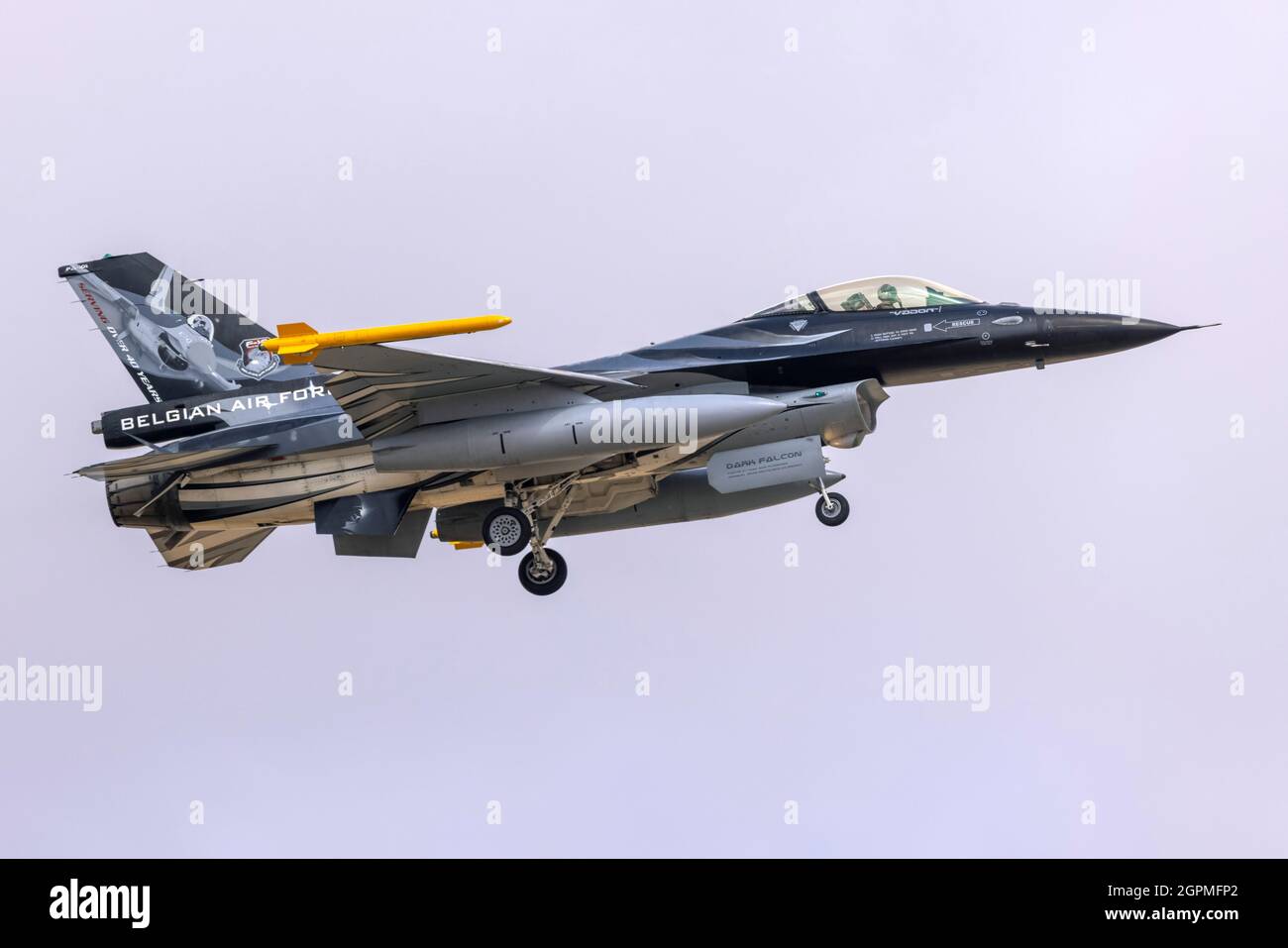 Belgian Air Force General Dynamics (SABCA) F-16AM Fighting Falcon (REG: Fa-101) in arrivo per partecipare al salone. Foto Stock