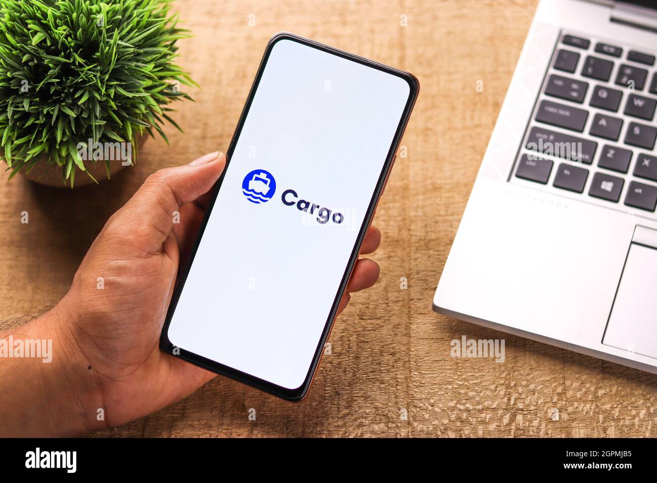 West Bangal, India - 28 settembre 2021: Logo Cargo sullo schermo del telefono immagine stock. Foto Stock