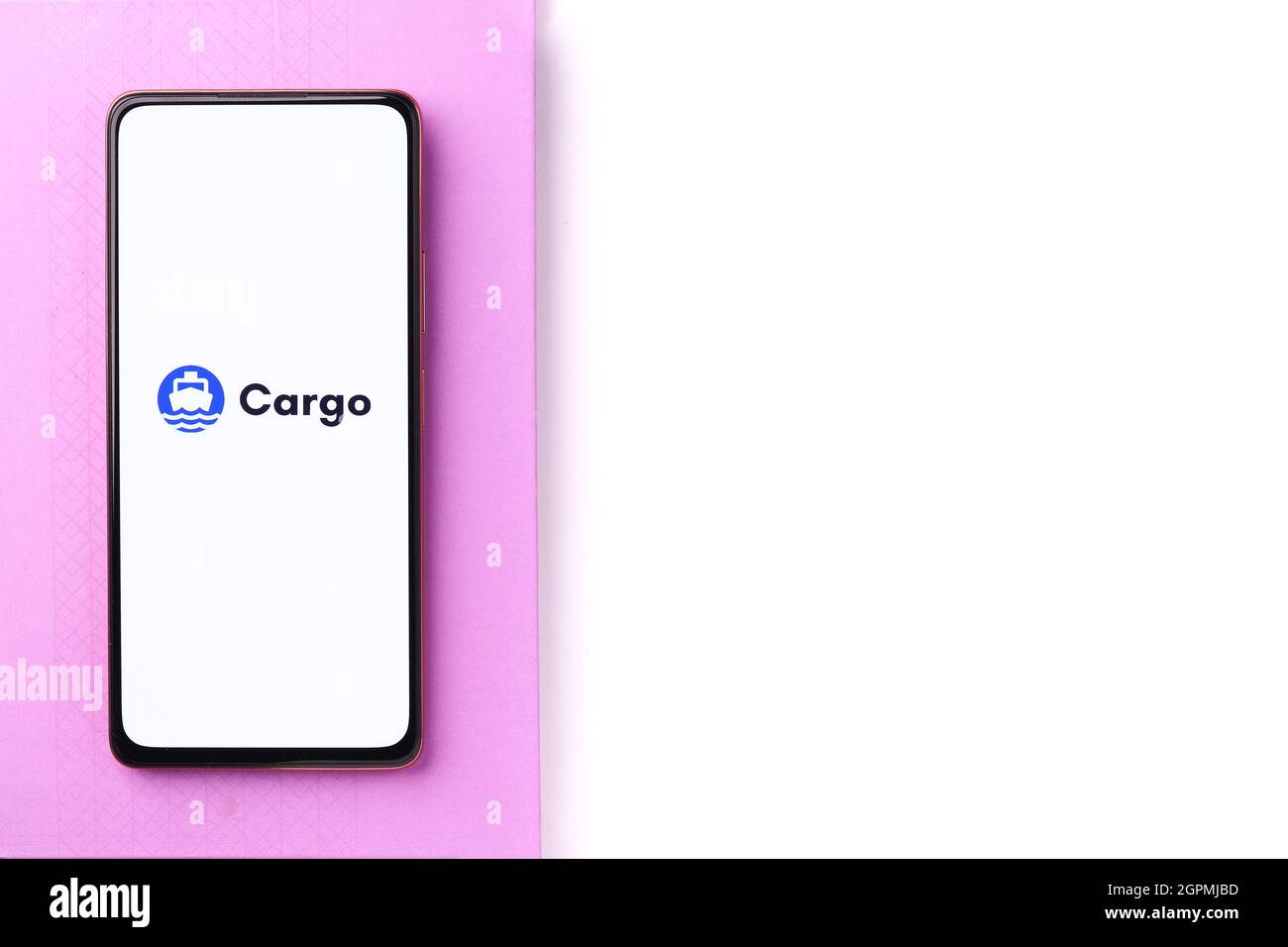 West Bangal, India - 28 settembre 2021: Logo Cargo sullo schermo del telefono immagine stock. Foto Stock