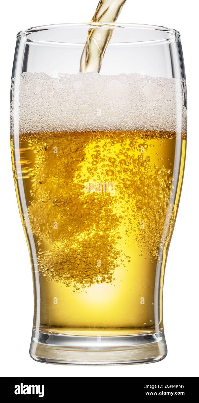 Versare la birra nel bicchiere con schiuma e bolle di gas su sfondo bianco. Il file contiene il percorso di ritaglio. Foto Stock