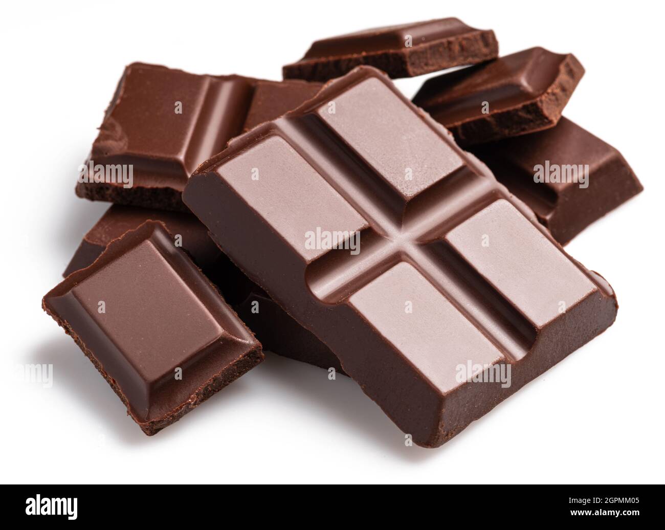 Pezzi di barretta di cioccolato fondente isolati su sfondo bianco. Il cibo dolce è fatto di cacao e zucchero. Foto Stock