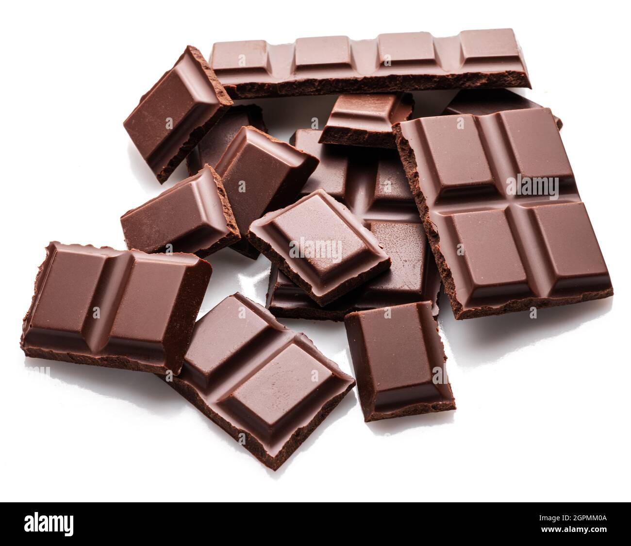 Pezzi di barretta di cioccolato fondente isolati su sfondo bianco. Il cibo dolce è fatto di cacao e zucchero. Foto Stock