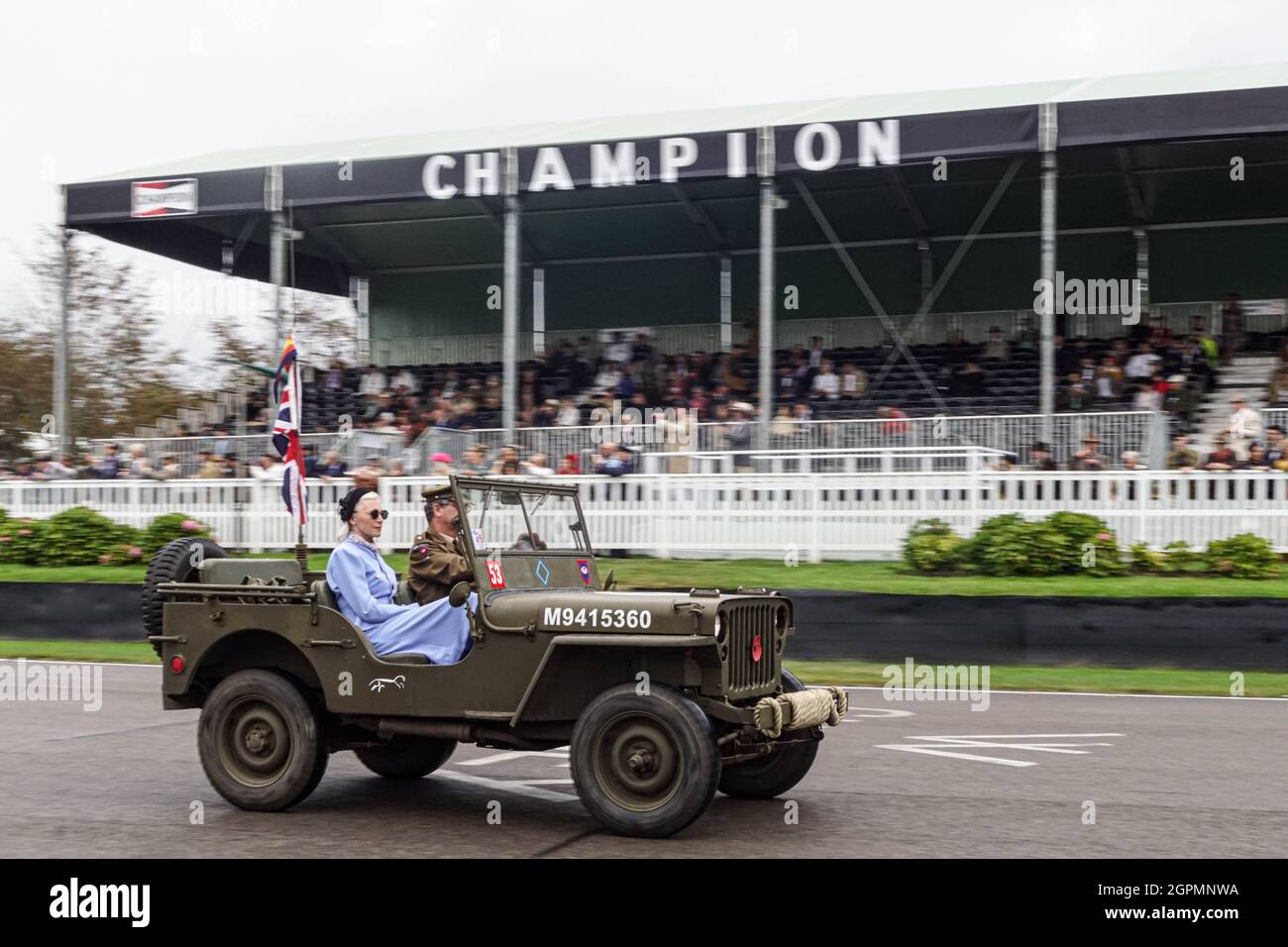 I veicoli militari della seconda Guerra Mondiale sfilano sul circuito Goodwood Motor, durante il Goodwood Revival 2021 Foto Stock