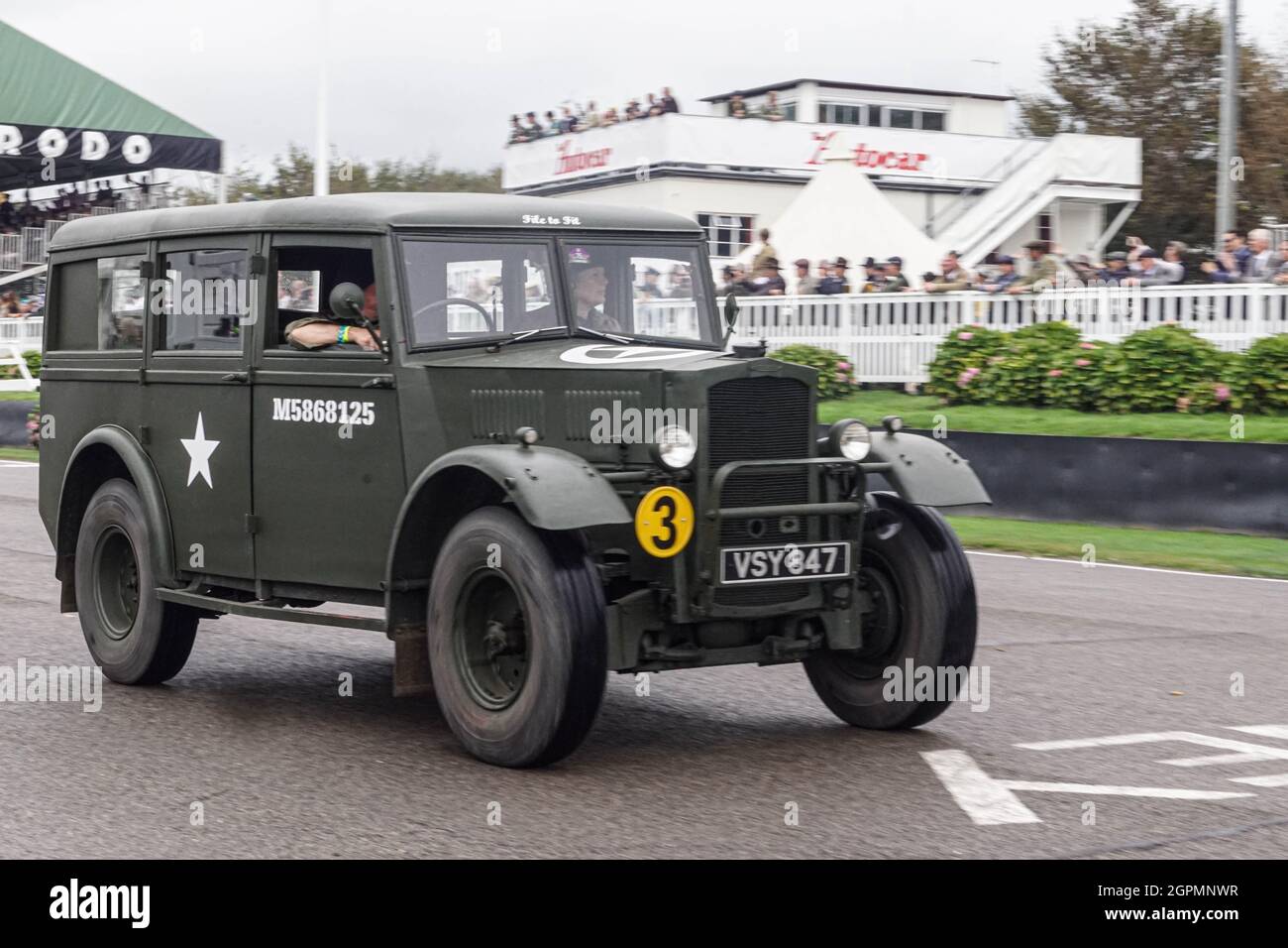 I veicoli militari della seconda Guerra Mondiale sfilano sul circuito Goodwood Motor, durante il Goodwood Revival 2021 Foto Stock