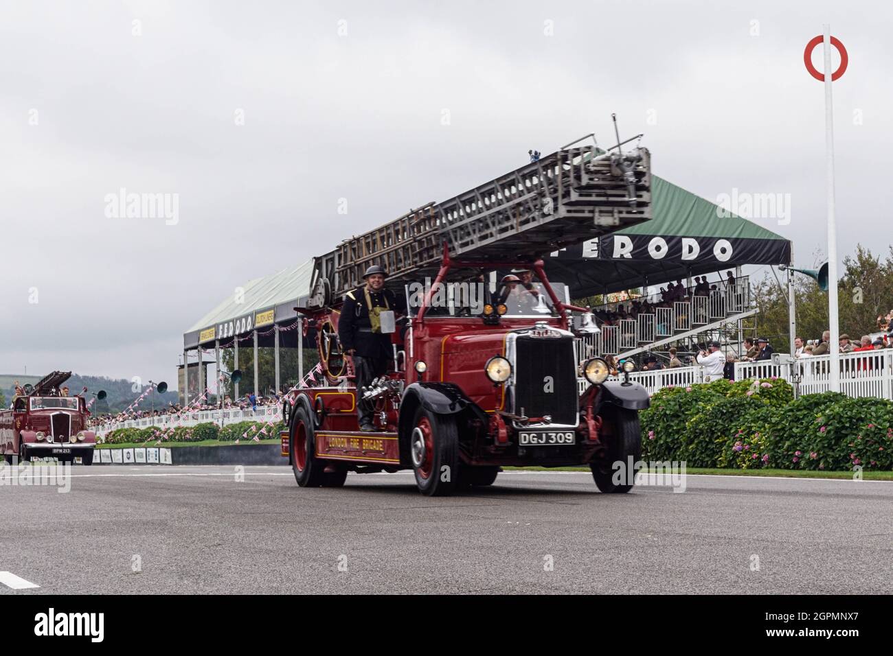 Un vecchio motore antincendio del London Fire Service sfilò di fronte alla folla durante il Goodwood Revival del 2021 Foto Stock