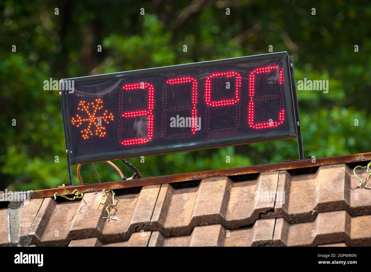 Un cartello LED in Discovery Bay, Lantau Island, Hong Kong, che indica una temperatura dell'aria di 37 gradi Celsius (98.6 Fahrenheit) Foto Stock