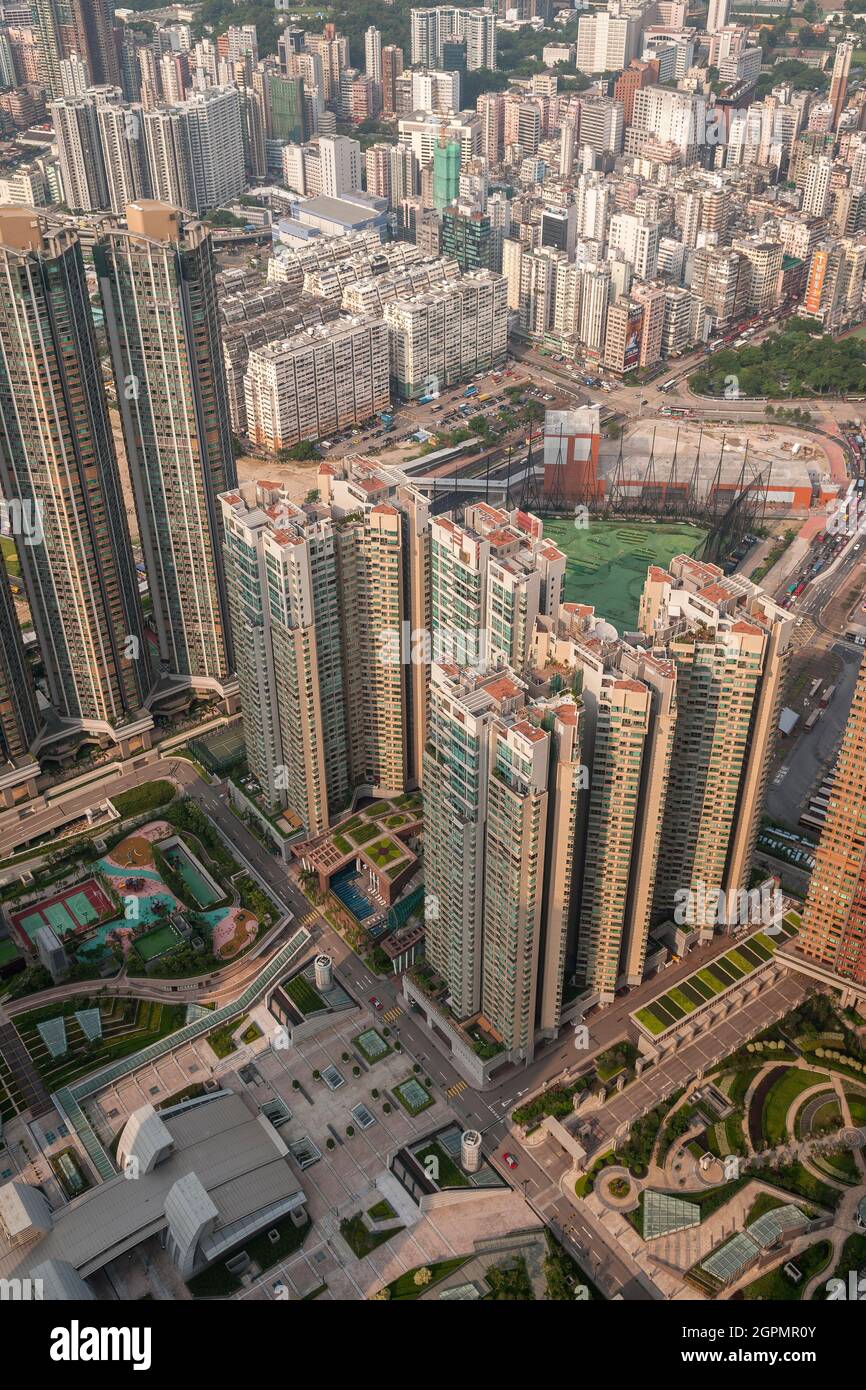 Gli alti blocchi di torre residenziali di Union Square, West Kowloon, Hong Kong visto dal livello 106 dell'ICC nel 2009: (l-r) Sorrento, il Waterfront Foto Stock