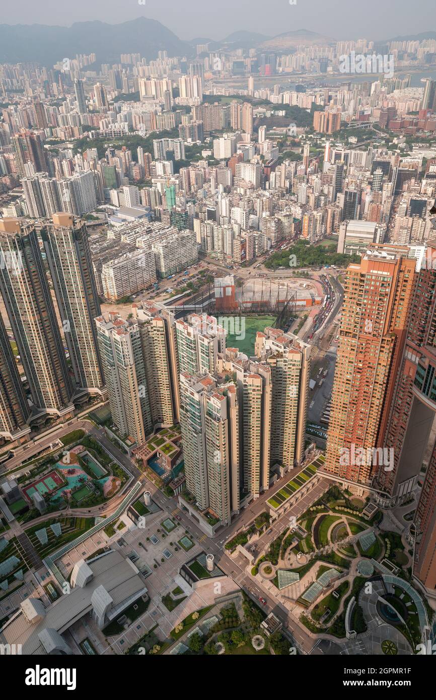 Gli alti blocchi di torre residenziali di Union Square, West Kowloon visto dal livello 106 della ICC nel 2009: (l-r) Sorrento, il lungomare, l'Arco Foto Stock