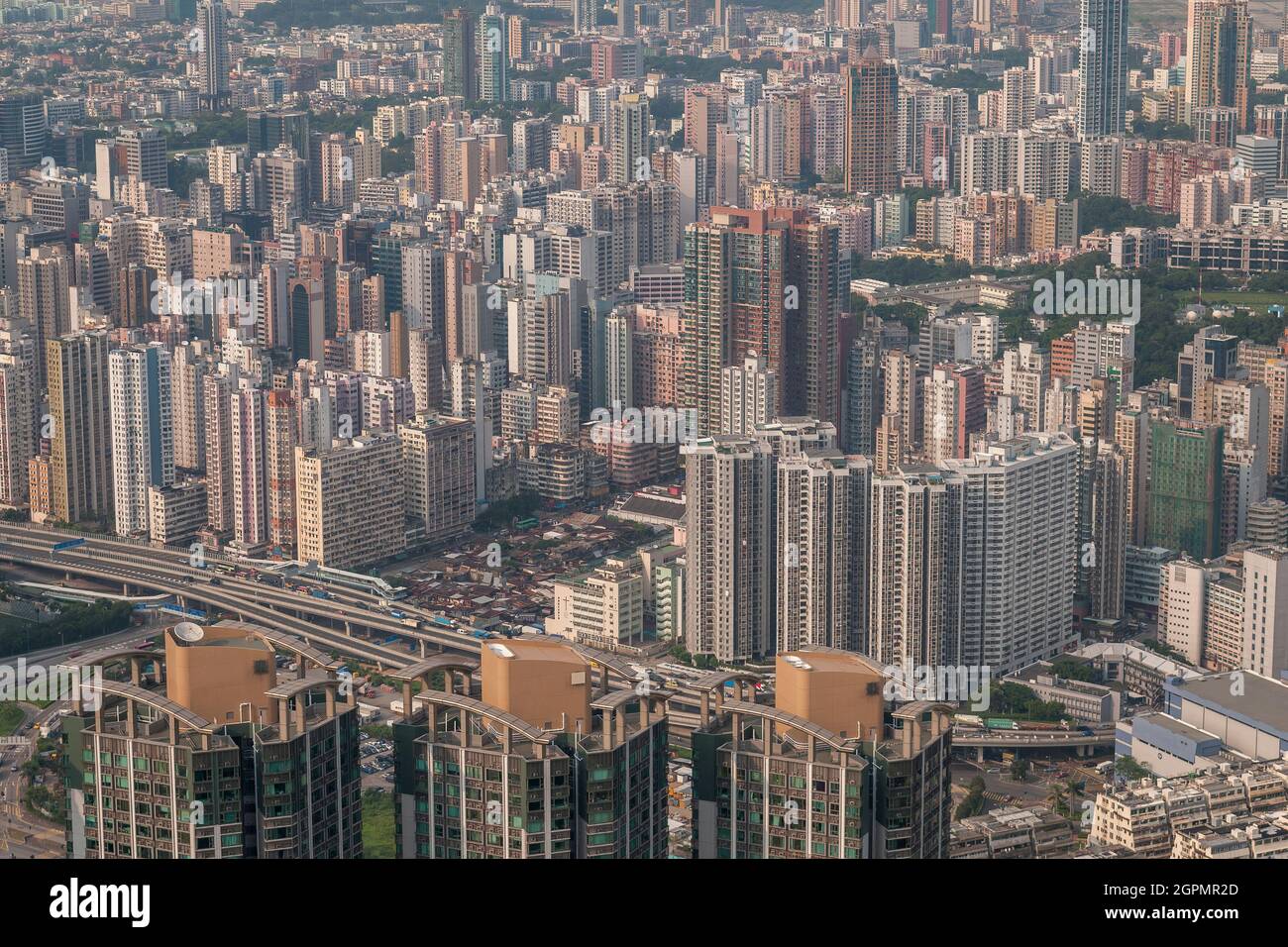 Lo sviluppo urbano ad alta densità di Yau ma Tei e Mong Kok visto dal livello 106 della ICC, Union Square, West Kowloon, Hong Kong, nel 2009 Foto Stock