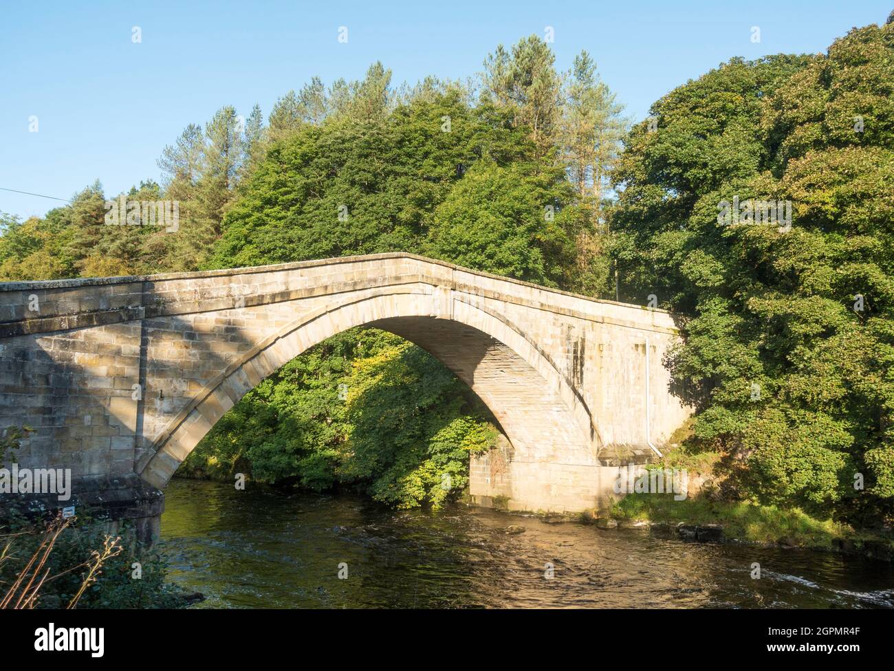 Featherstone Bridge, un ponte ad arco in pietra del XVIII secolo sul fiume South Tyne nel Northumberland, Inghilterra, Regno Unito Foto Stock