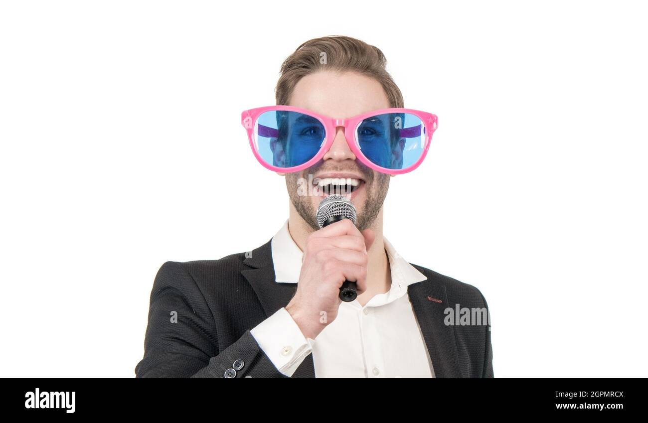 Ritratto di uomo felice in costume da bagno e occhiali divertenti cantare canzone al microfono, cantare Foto Stock