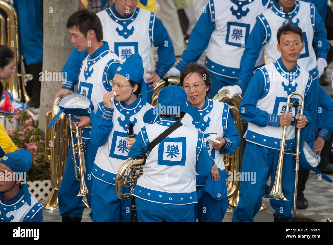 I praticanti di Falun Gong si riuniscono per una celebrazione a Tsim Sha Tsui, Kowloon, Hong Kong Foto Stock