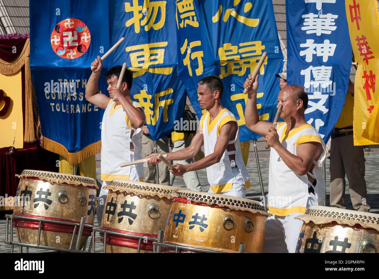 I praticanti di Falun Gong si riuniscono per una celebrazione a Tsim Sha Tsui, Kowloon, Hong Kong Foto Stock