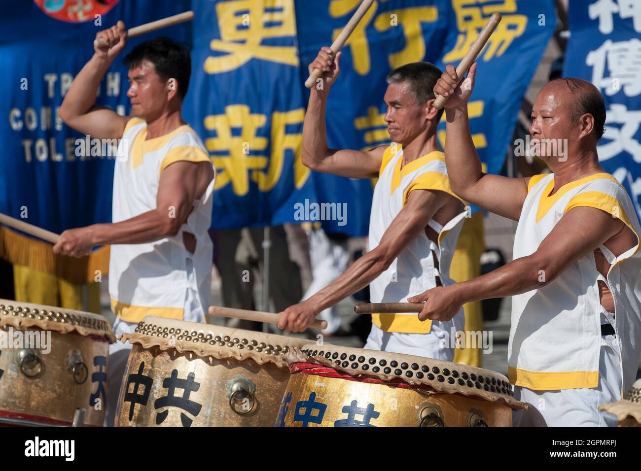 I praticanti di Falun Gong si riuniscono per una celebrazione a Tsim Sha Tsui, Kowloon, Hong Kong Foto Stock