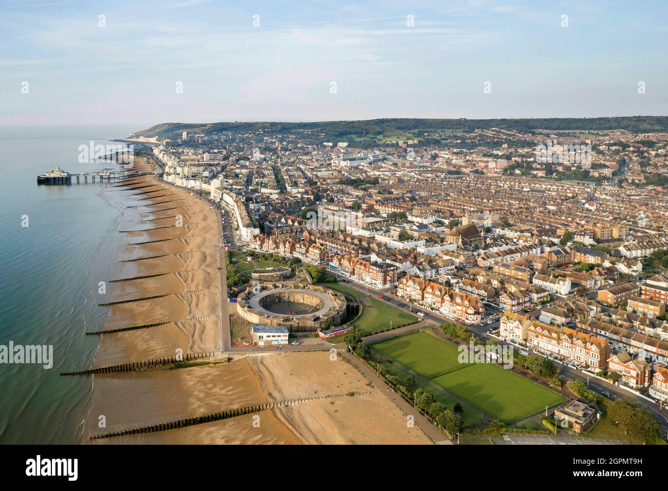 vista aerea della spiaggia di eastbourne, fortezza e molo sul lungomare di eastbourne Foto Stock