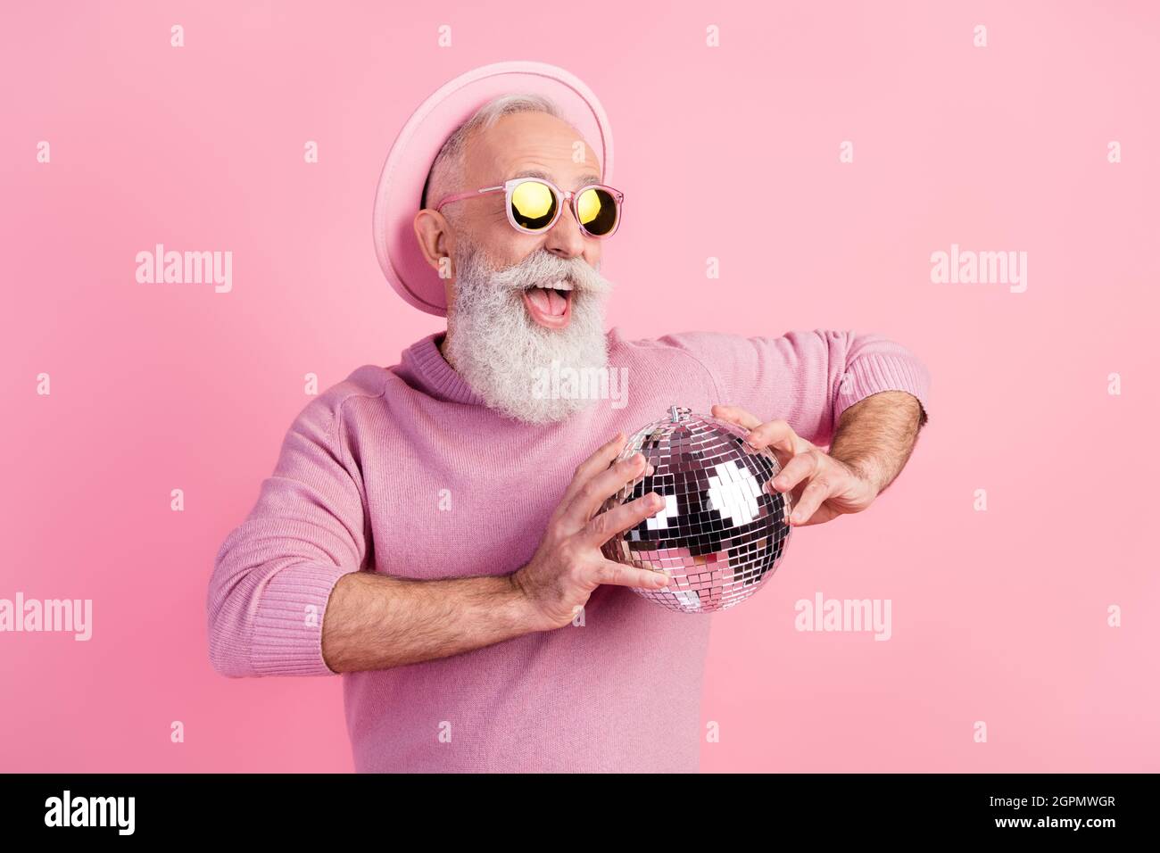 Foto di capelli grigi cool uomo anziano con sfera look spazio vuoto  indossare occhiali cappuccio maglione isolato su sfondo rosa Foto stock -  Alamy