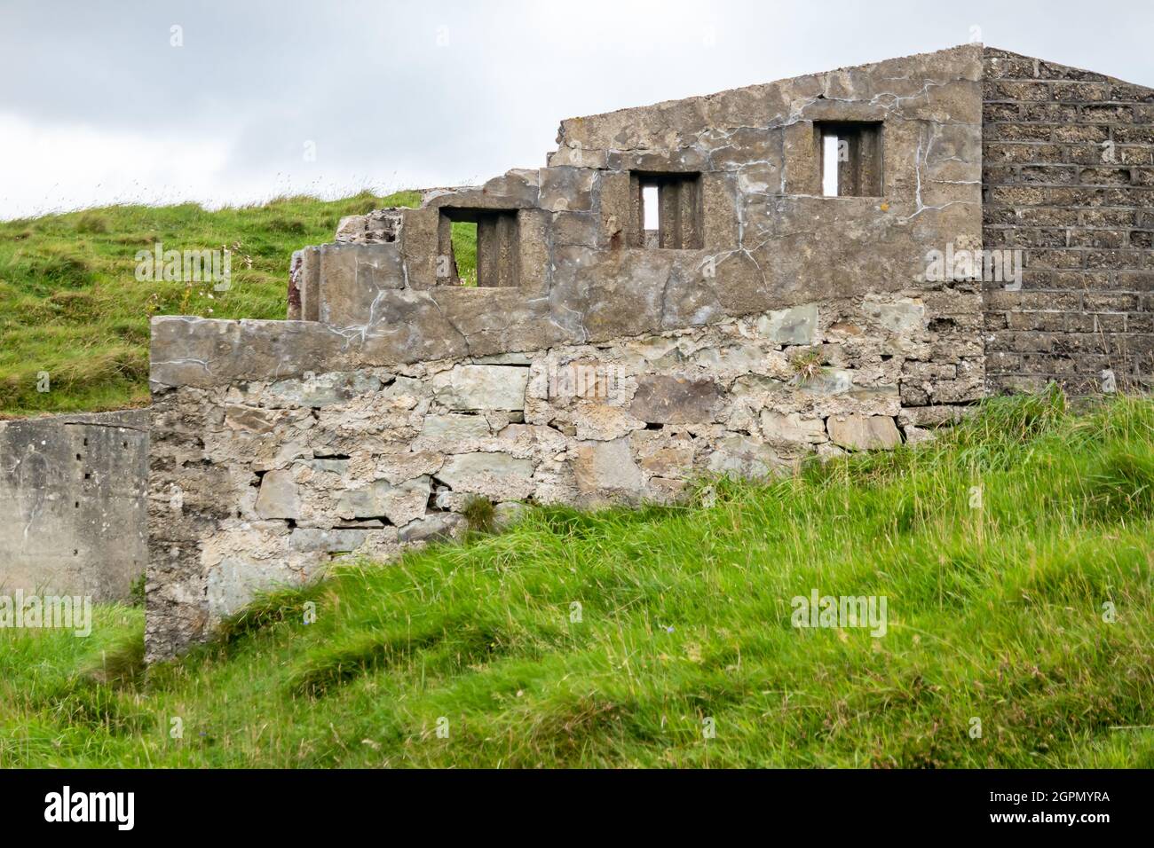 Le rovine del forte di Lenan Head sulla costa settentrionale della contea di Donegal, Irlanda Foto Stock