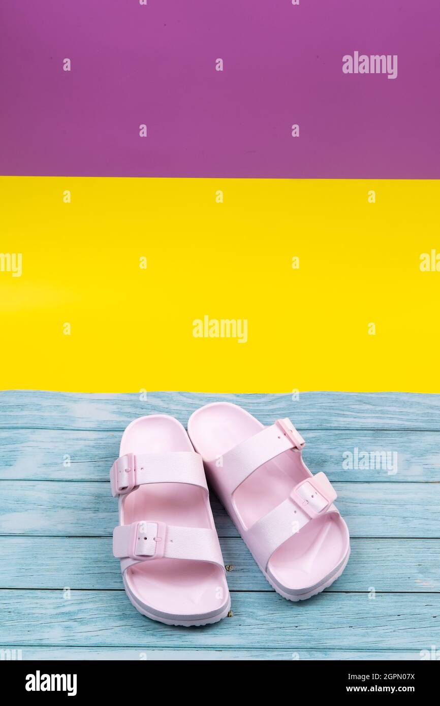 Le sneaker rosa si distinguono su uno sfondo isolato di colore misto. Foto Stock