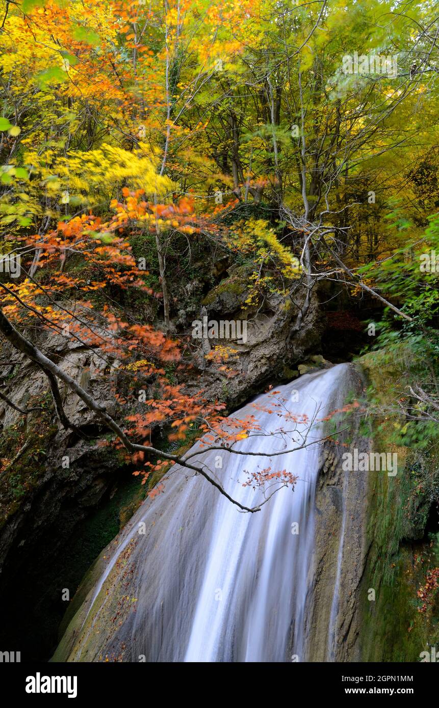 Fotografia autunnale di una cascata nella Riserva Naturale del Fiume Urederra. Navarra. Spagna Foto Stock