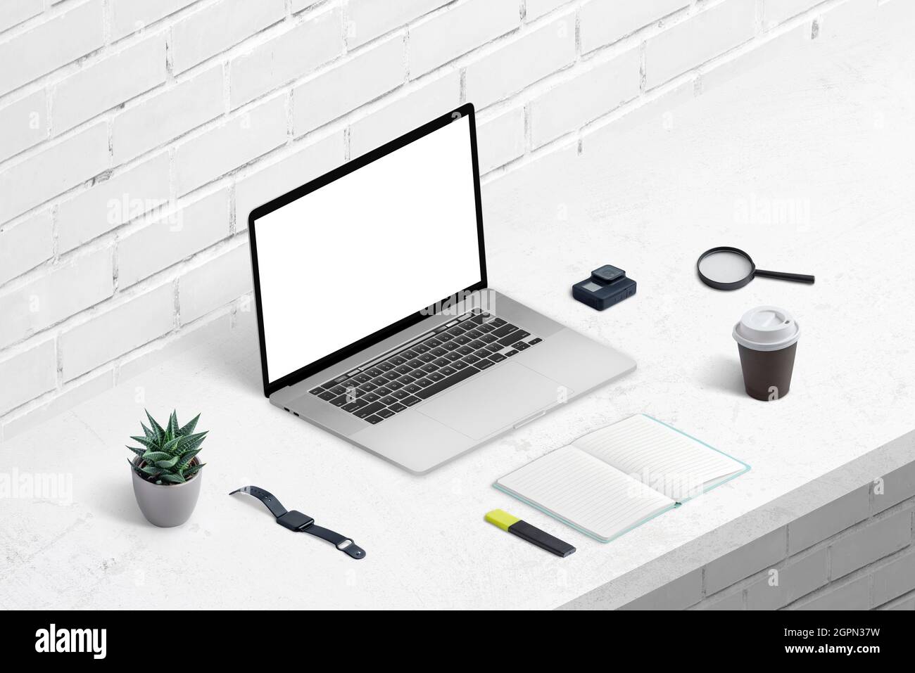 Laptop mockup sulla scrivania dell'ufficio. Vista isometrica del portatile e dei materiali di consumo Foto Stock