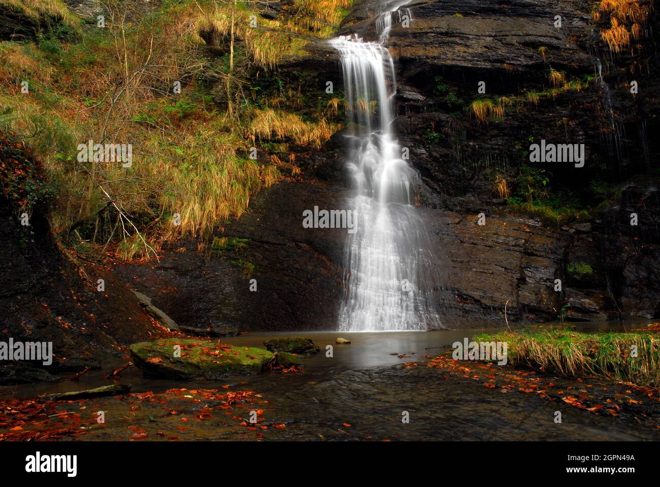 Cascata Uguna nel Parco Naturale Gorbeia. Paesi Baschi. Spagna Foto Stock