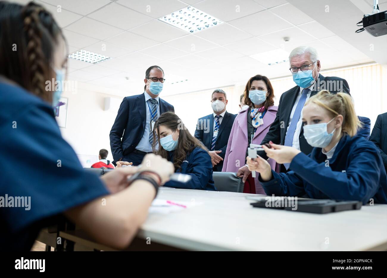 Chisinau, Moldavia. 30 settembre 2021: Il Presidente federale Frank-Walter Steinmeier (r) visita la Scuola professionale tecnica di Straseni e parla con gli studenti di professione. Il Presidente Steinmeier è in visita di due giorni nella Repubblica di Moldavia. Foto: Bernd von Jutrczenka/dpa Credit: dpa Picture Alliance/Alamy Live News Foto Stock Chisinau, Moldavia. 30 settembre 2021: Il Presidente federale Frank-Walter Steinmeier (r) visita la Scuola professionale tecnica di Straseni e parla con gli studenti di professione. Il Presidente Steinmeier è in visita di due giorni nella Repubblica di Moldavia. Foto: Bernd von Jutrczenka/dpa Credit: dpa Picture Alliance/Alamy Live News Foto Stock