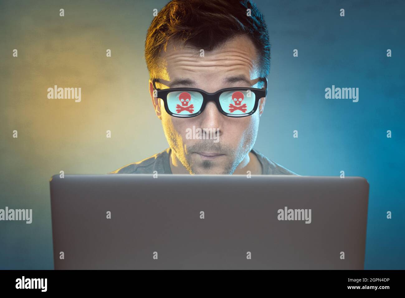 Uomo con problemi di computer davanti a un laptop Foto Stock