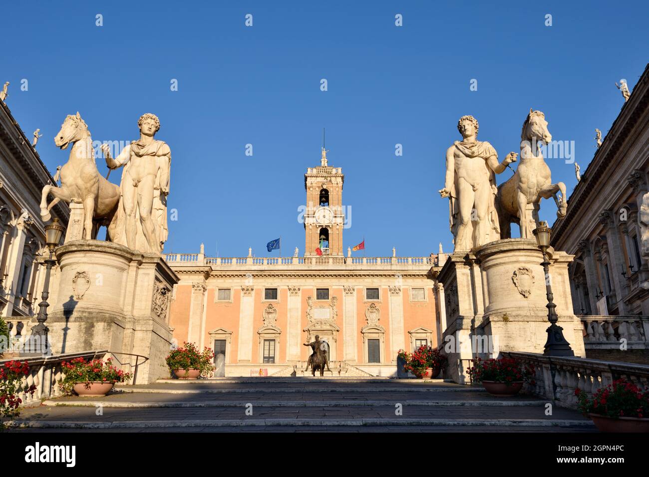 Italia, Roma, Campidoglio, Piazza del Campidoglio, statue di Castor e Pollux e Palazzo Senatorio Foto Stock