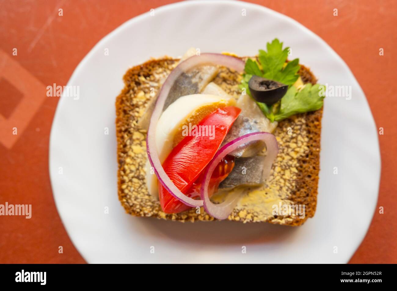 Sandwich di pane di segale di aringa, Tallinn, Estonia Foto Stock