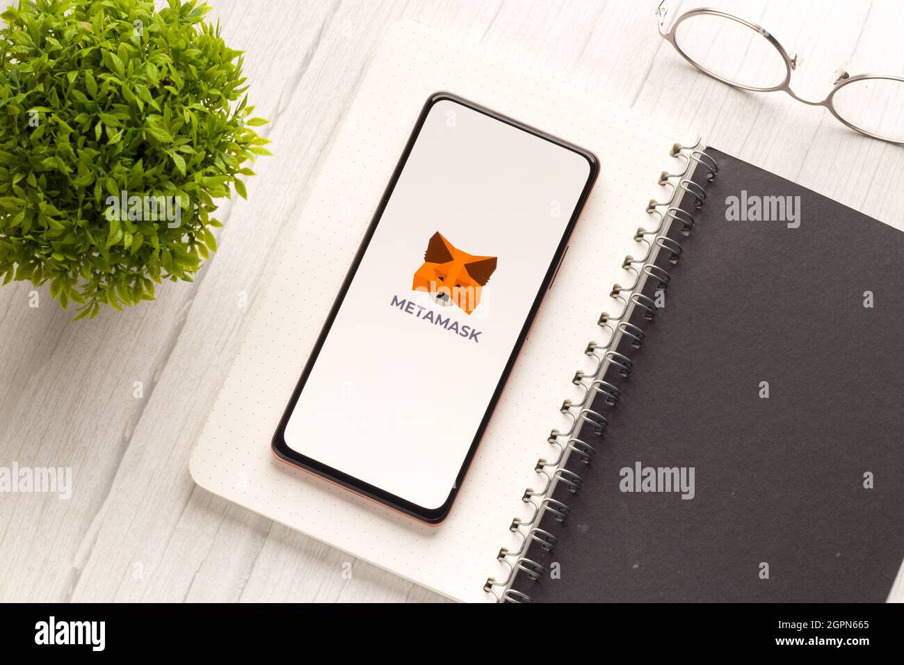 West Bangal, India - 28 settembre 2021 : MetaMask logo sullo schermo del telefono immagine stock. Foto Stock