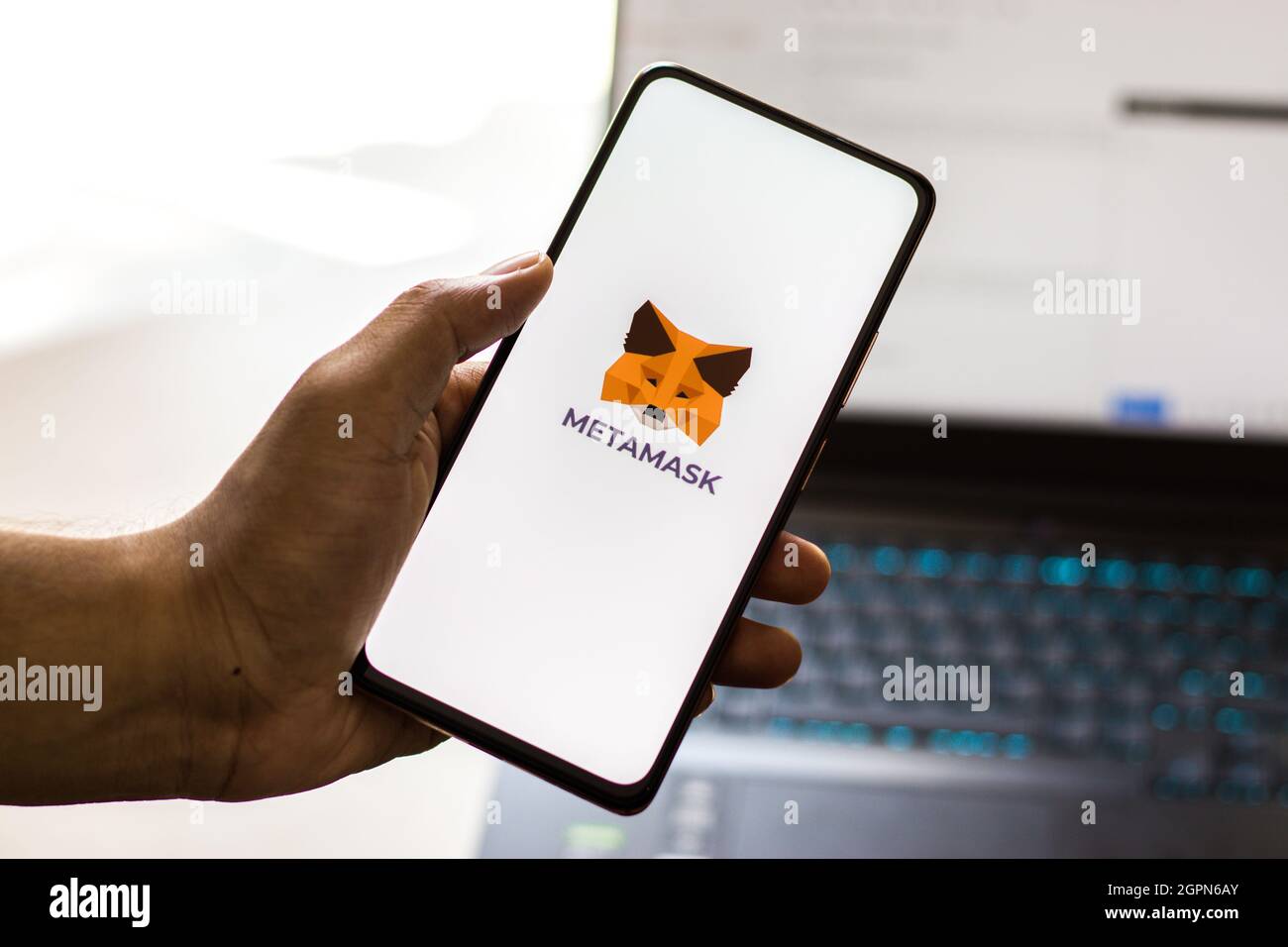 West Bangal, India - 28 settembre 2021 : MetaMask logo sullo schermo del telefono immagine stock. Foto Stock