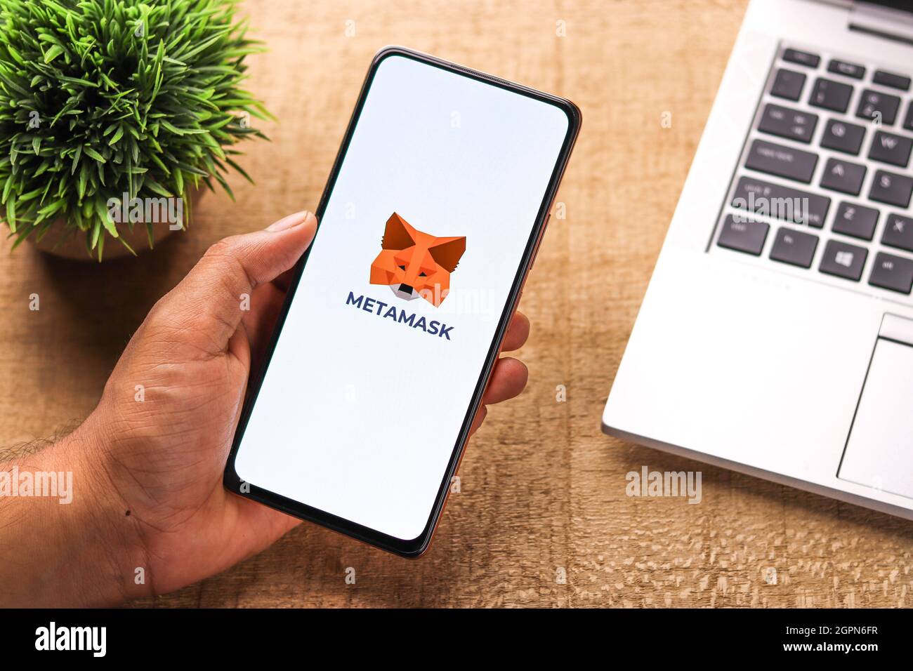 West Bangal, India - 28 settembre 2021 : MetaMask logo sullo schermo del telefono immagine stock. Foto Stock
