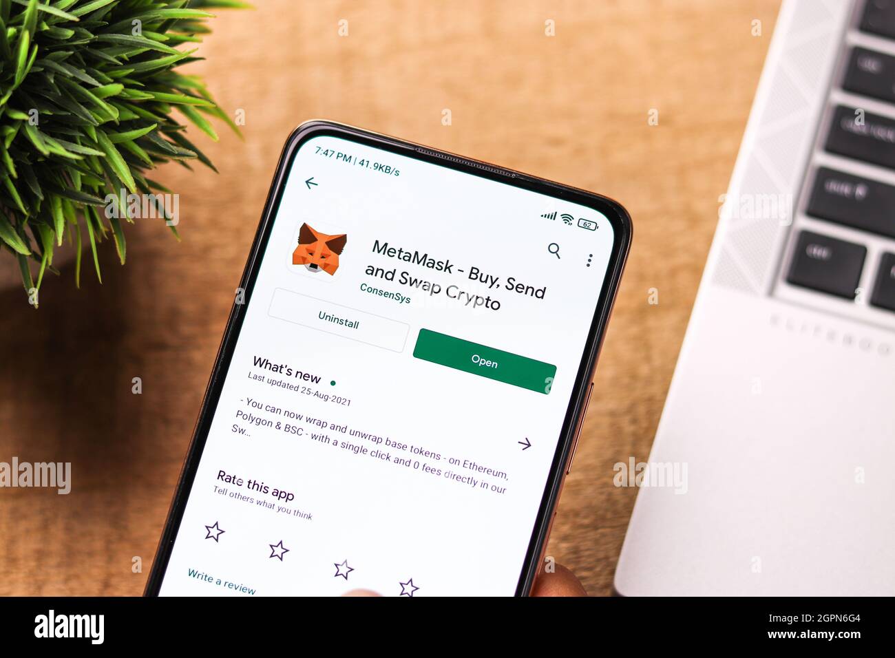 West Bangal, India - 28 settembre 2021 : MetaMask logo sullo schermo del telefono immagine stock. Foto Stock