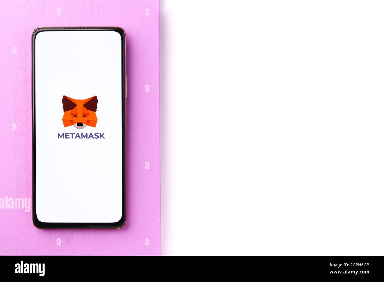 West Bangal, India - 28 settembre 2021 : MetaMask logo sullo schermo del telefono immagine stock. Foto Stock