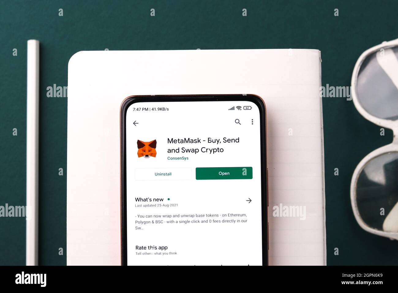 West Bangal, India - 28 settembre 2021 : MetaMask logo sullo schermo del telefono immagine stock. Foto Stock