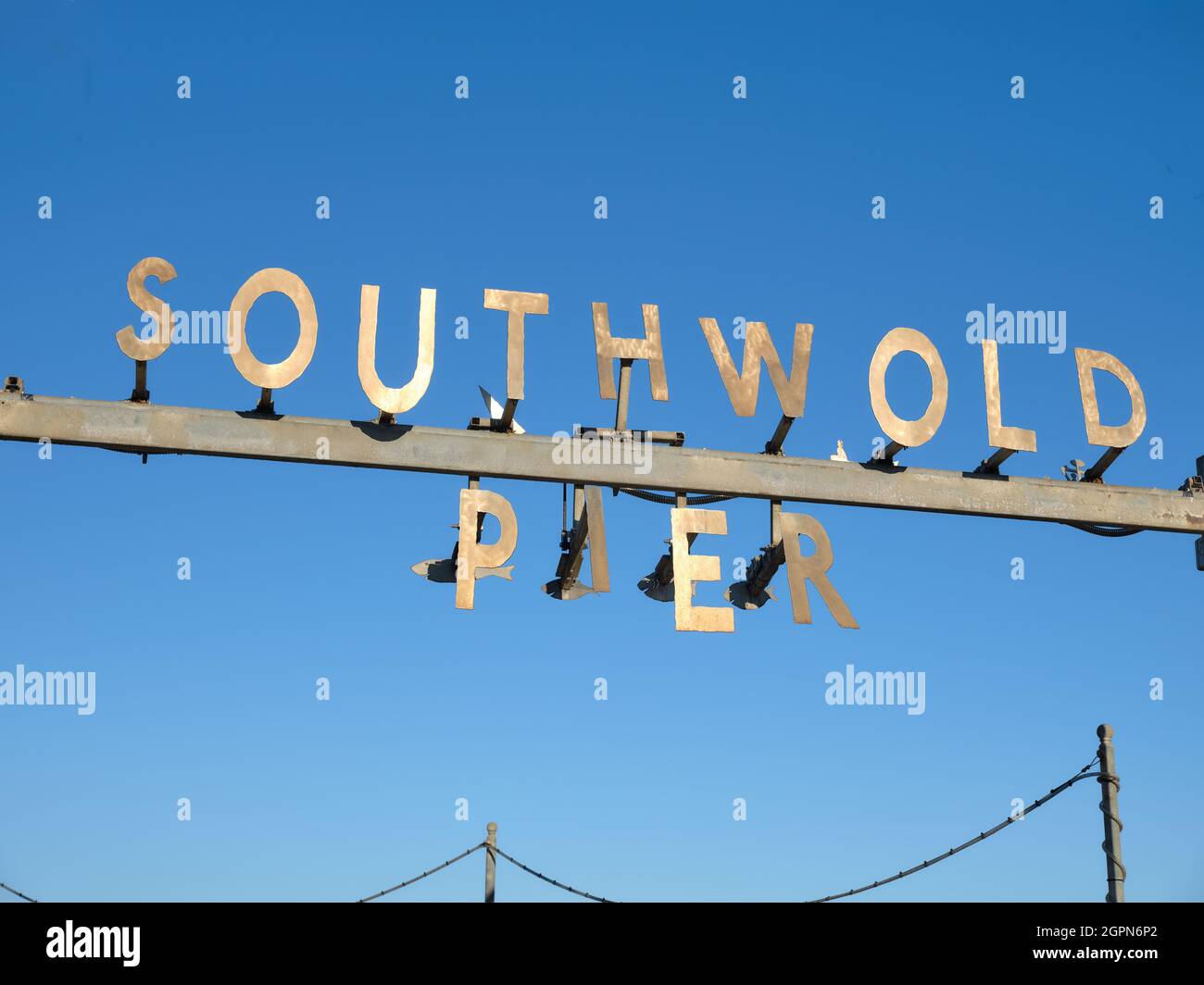 Il molo di Southwold firma nel sole estivo di sera e il cielo blu alla città di mare di Southwold sulla costa dell'eredità di Suffolk nell'Inghilterra orientale del Suffolk Regno Unito Foto Stock