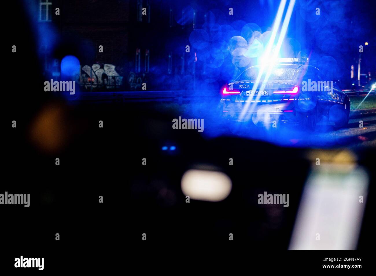 Danzica, Polonia. 23 settembre 2021. BMW macchina di polizia in servizio lungo le strade di Danzica visto dal sedile posteriore di una macchina Uber durante una giornata piovosa. Credit: SOPA Images Limited/Alamy Live News Foto Stock