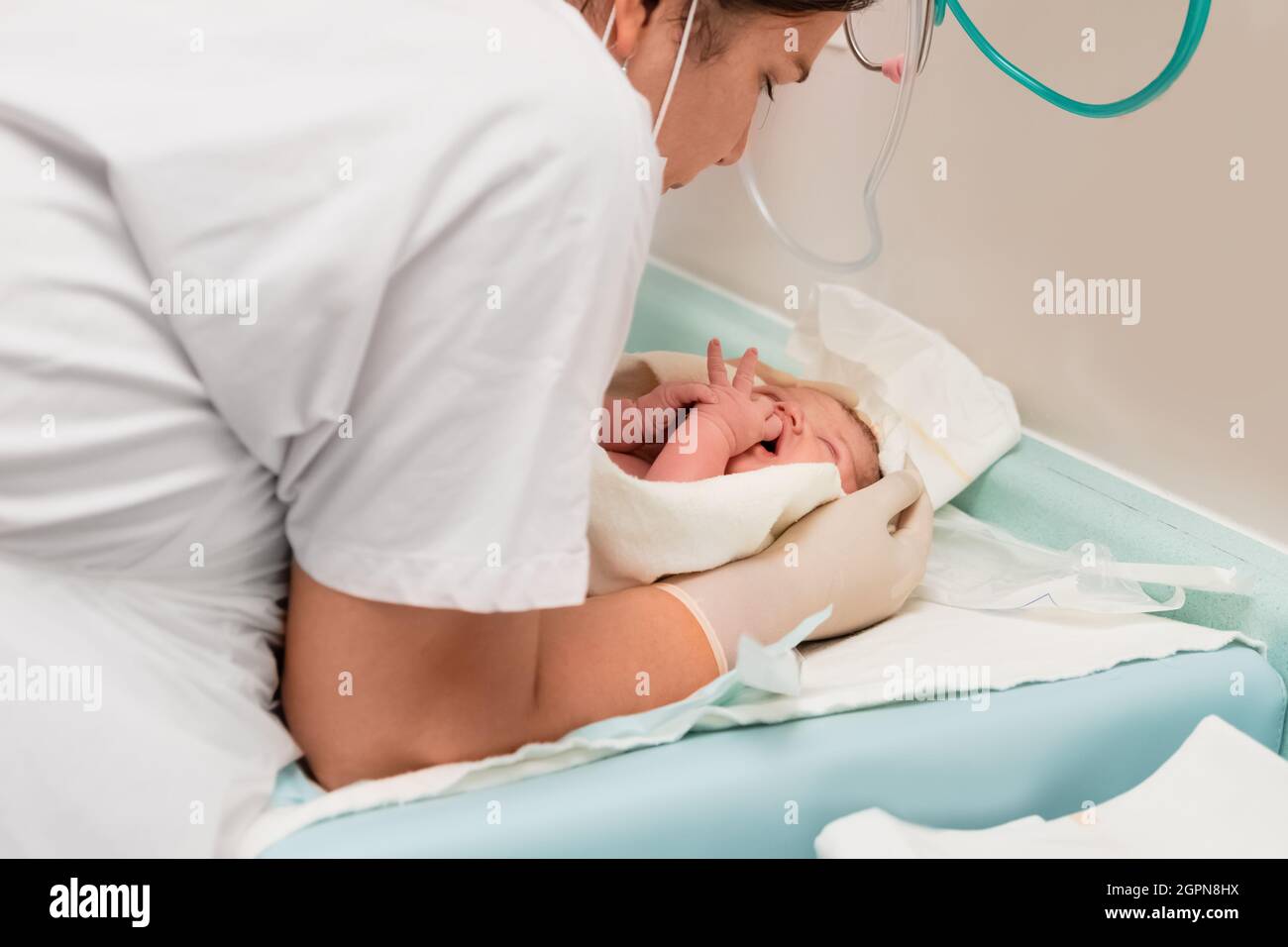 L'infermiera di cura per il neonato dopo il parto Foto Stock