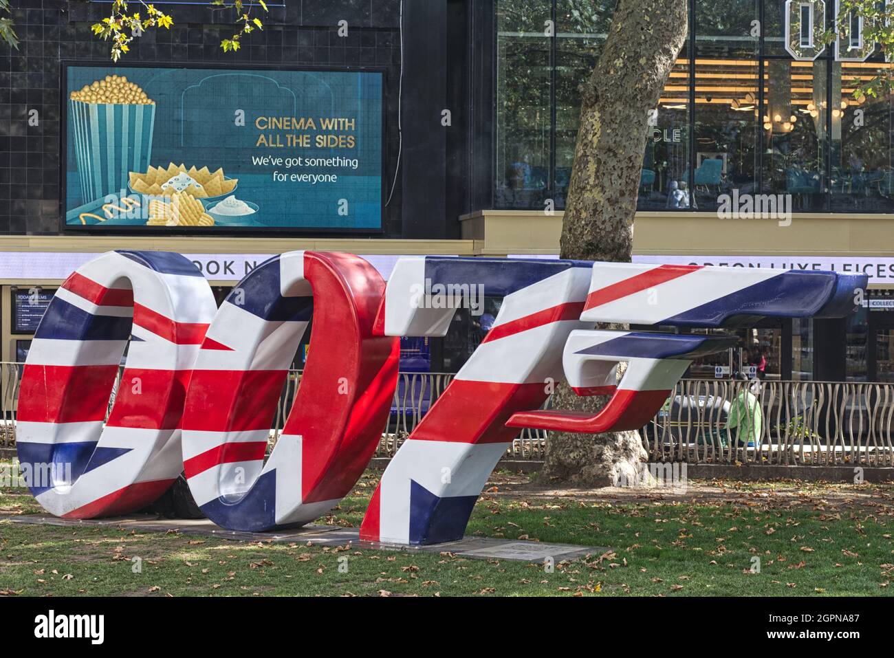 007, union jack con pistola. Scultura Londra Foto Stock