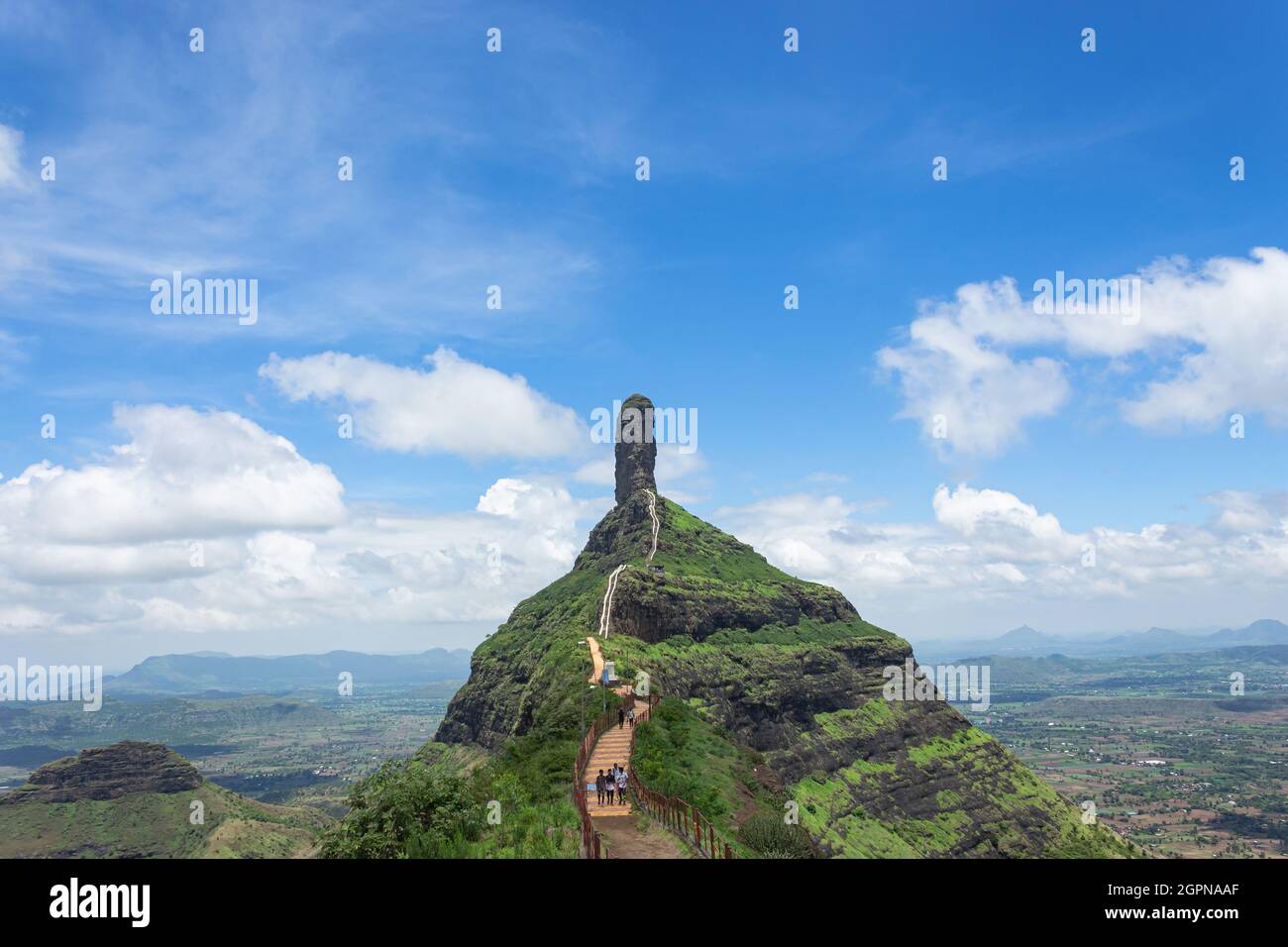 Vista delle scale e della roccia della collina di Tungi, Mangi Tungi, Nashik, Maharashtra, India. Prominente picco a due pinnacled con plateau in mezzo. Foto Stock