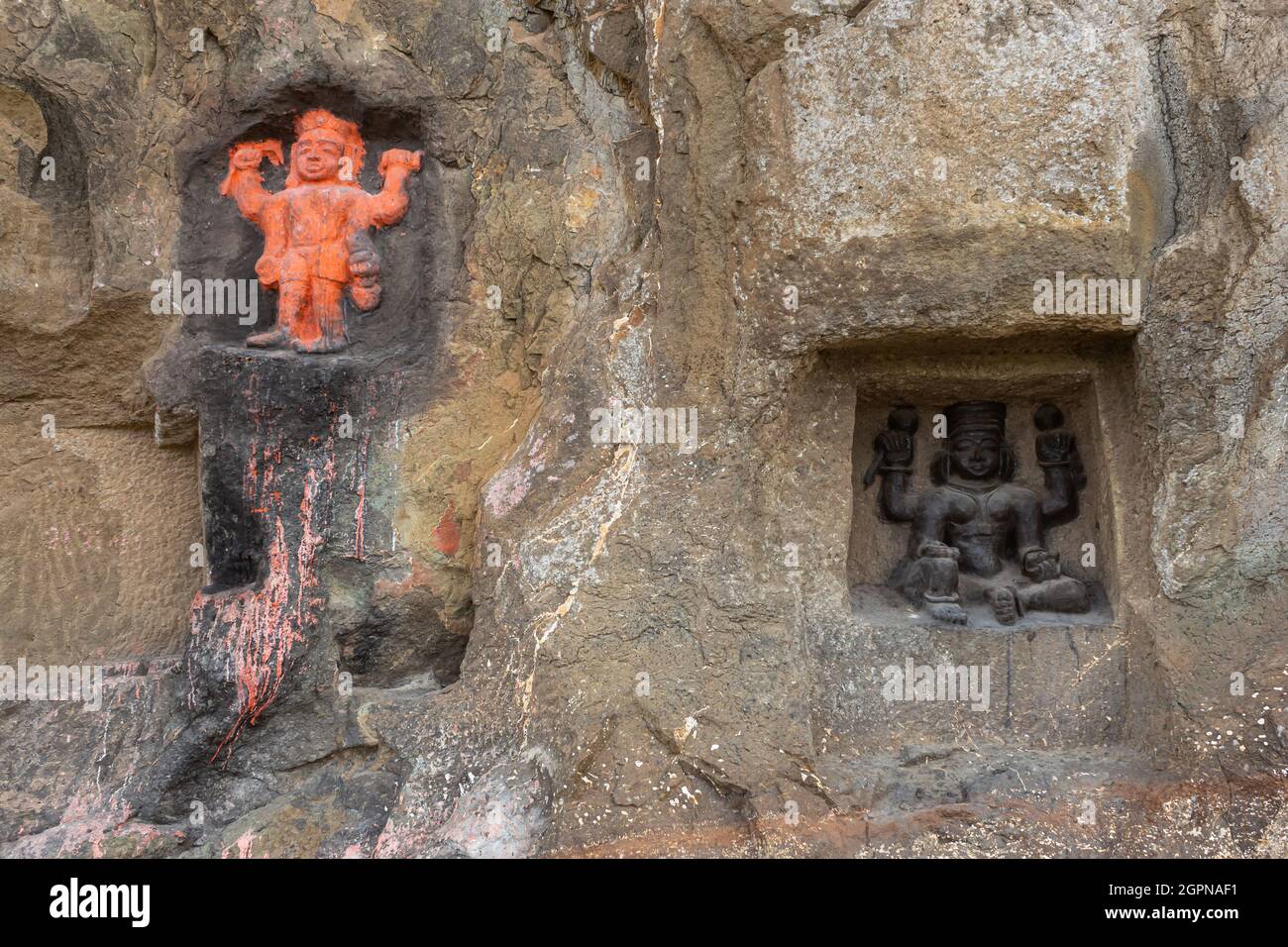 Statue scolpite di dei sulla roccia delle colline di Mangi Tungi. Nashik, Maharashtra, India. Foto Stock