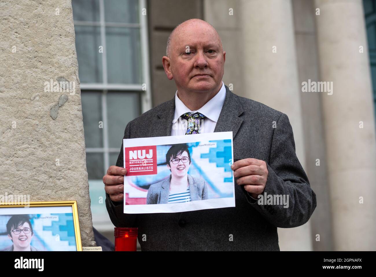 La giornalista irlandese, Seamus Dooley, ha una foto di Lyra McKee dopo una veglia in suo onore a Dublino. Foto Stock
