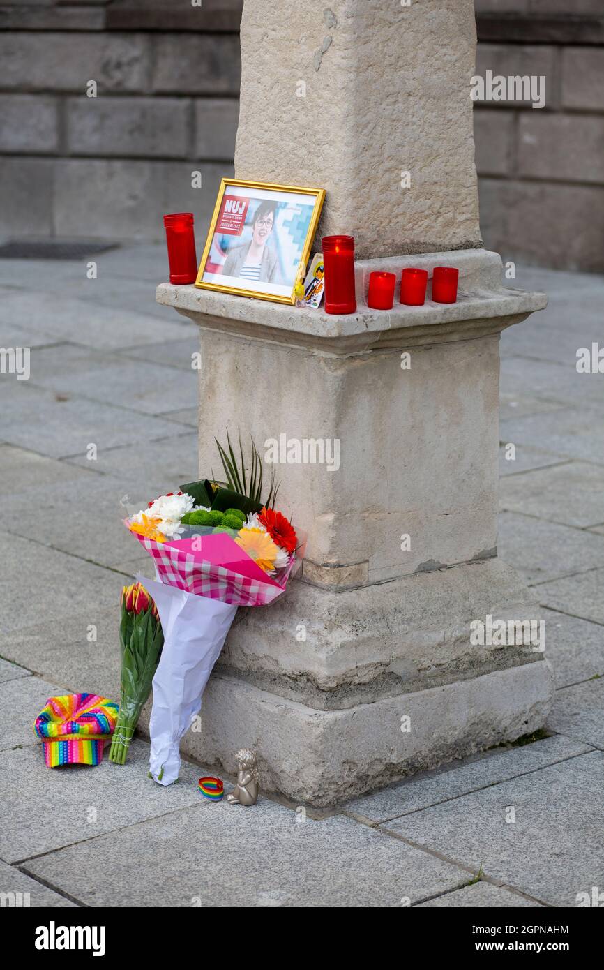 A Dublino si è svolta una veglia di un'ora da parte dei giornalisti irlandesi in omaggio al loro collega giornalista Lyra McKee, ucciso dai dissidenti Rep Foto Stock