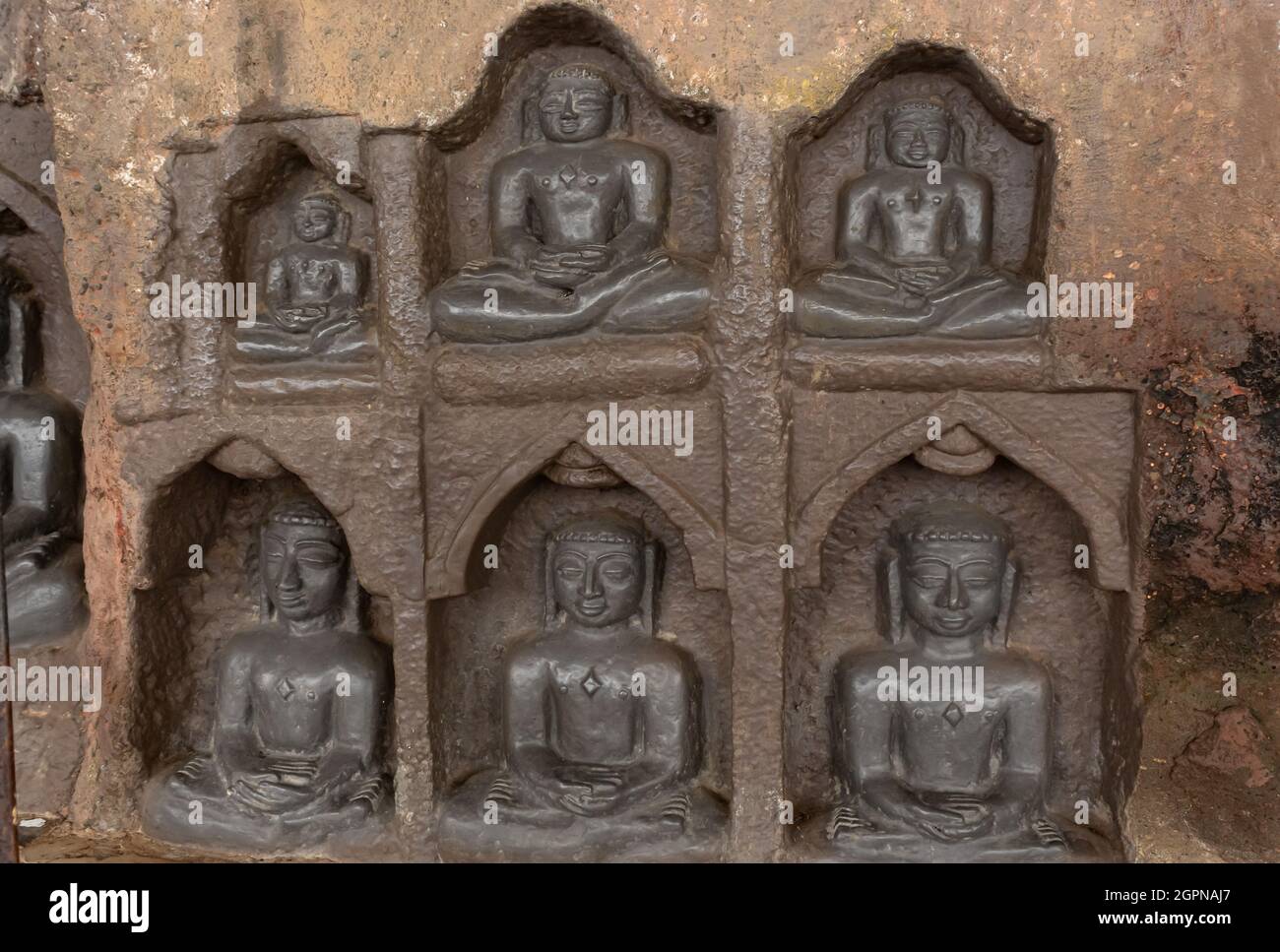 Idoli scolpiti di Digambar Jain Tirthankaras sulla roccia di Maggi Tungi, Nashik, Maharashtra, India. Foto Stock