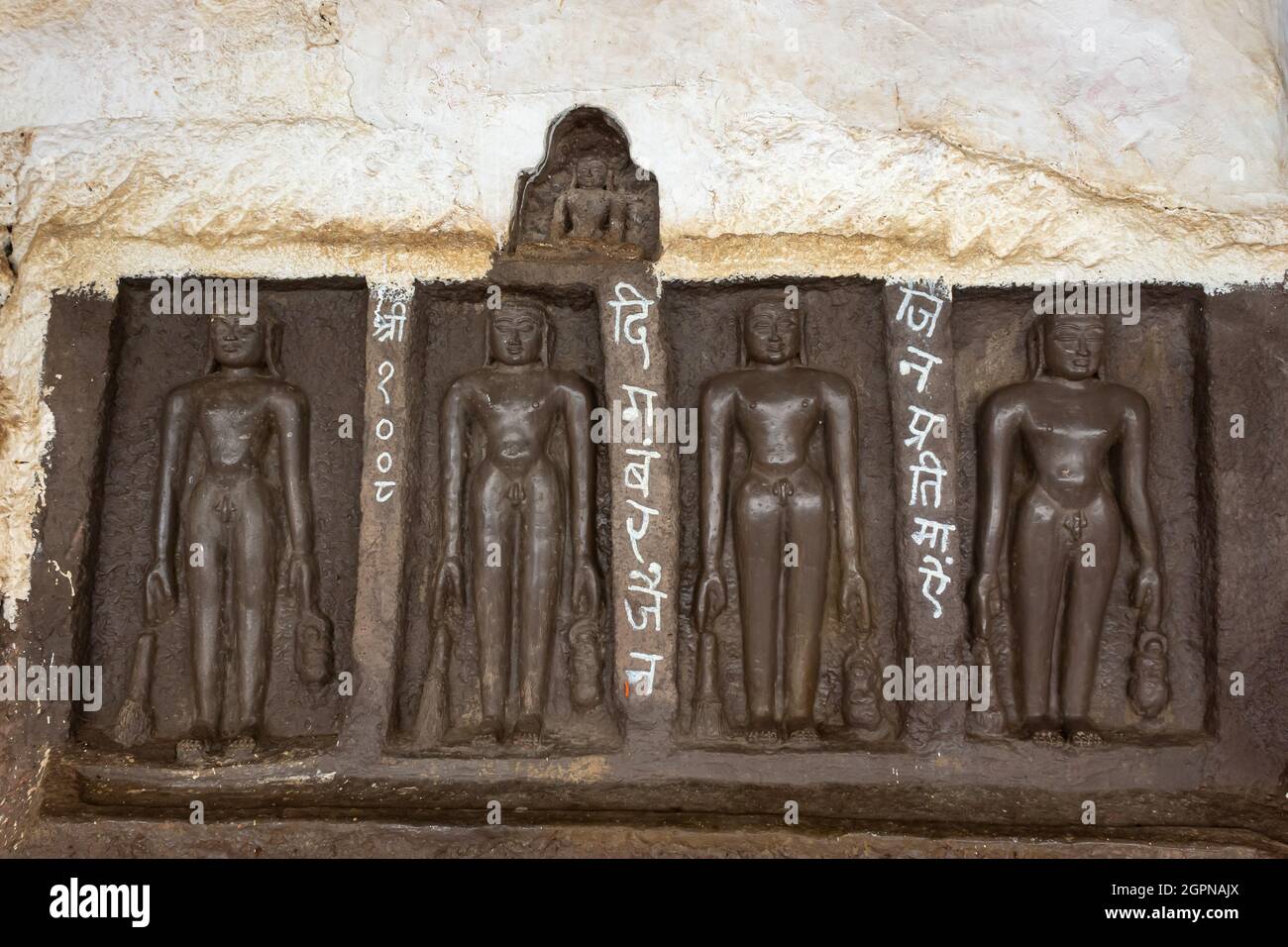 Idoli scolpiti di Digambar Jain Tirthankaras sulla roccia di Maggi Tungi, Nashik, Maharashtra, India. Foto Stock